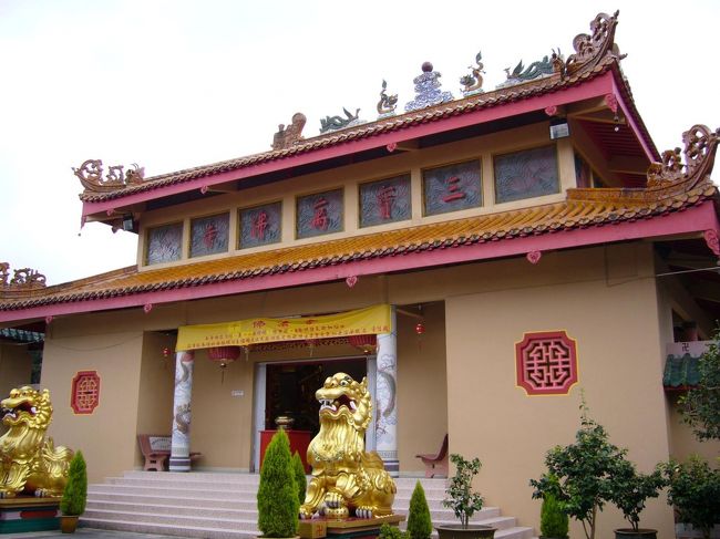 ここはサンポー寺院。<br />街の規模に似合わず、なかなか立派なお寺です。