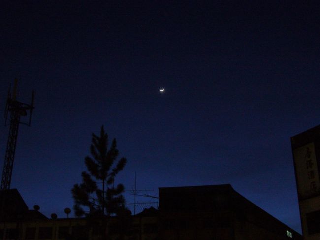 帰りのバスを待ちながら、ふと空を見上げたら、月が細く輝いていました。<br />さらに夜が更けたら、空には満点の星！！！！<br />ただただ感動……そうだ、私、星が見たくてキャメロンを目指したんだ…。