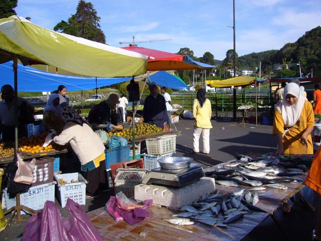 日曜日だからか？タナラタでは朝市開催中。<br />山の中の市場でも、ちゃんと魚も売ってます。