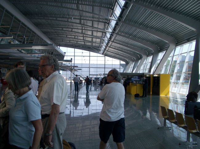 　EINDHOVENの空港。<br />　小さくて綺麗でした。　中央駅からバスで<br />　30分くらいで３．２€。