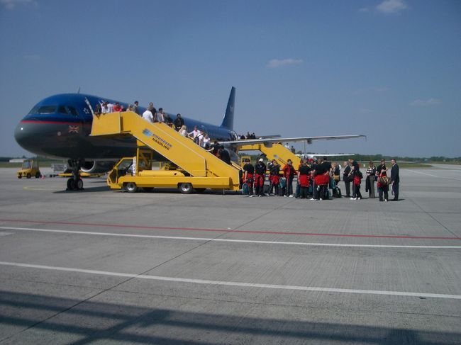 　帰路につくボロ選手団っぽい集団