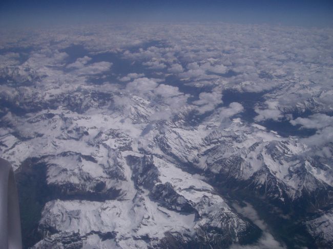　昼間の快晴だったので、眼下に見えたアルプスを<br />機内より