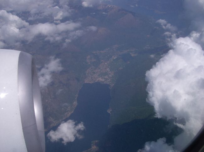 機内より、スイスあたりの湖。