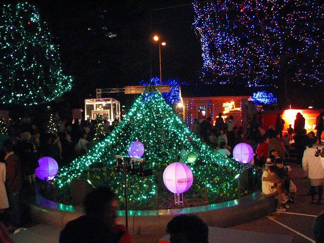 サンタの大行進はあまりの混雑に諦めて<br />匂当台公園へ向かう事にしましたが。<br /><br />此処では、記念撮影をしてくれる所<br />係りの人がシャッターを切ってくれます。