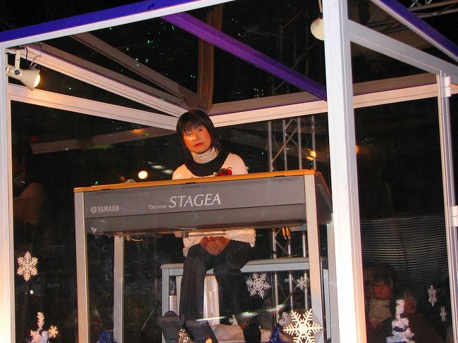 楽器メーカーのイベント演奏<br /><br />　透明箱の中で。