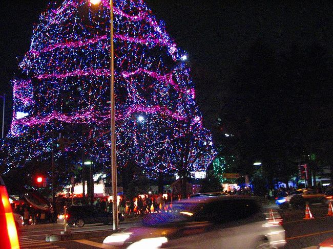 携帯電話のモニュメント電飾<br /><br />「Ａ」の文字を現しています。