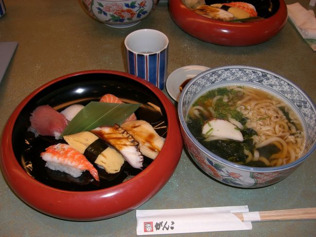 １日目　２００６年１１月４日<br />女二人で７泊８日インド旅の始まりです。<br />薬局やコンビニで最後のお買い物や<br />全ての銀行をチェックしてからの両替を済ませて、<br />相棒との旅の始まりはいつも関空のがんこ。<br />機内食を食べれない彼女の腹ごしらえです。<br />私は「出たものは残さず食べる派」なんで、<br />このあとの機内食ももちろん完食！<br /><br />今回は手荷物にも気をつけないといけません。<br />液体はダメって聞いていて、<br />事前に関空のホームページでも、<br />アメリカ便を利用の場合の機内持ち込み荷物について<br />あったので、事前にチェックしてましたが、<br />それよりも厳しかったです。<br />本当にダメです。<br />皮膚科から処方されていたクリーム状のお薬を<br />２・３本手荷物にしていましたが、<br />「絶対必要でないのなら、預け入れにして下さい」<br />と言われました。<br />「絶対」と言われると・・・。<br /><br />いざ、免税店でお買い物！！<br />と行きたいところですが、<br />エアインディア便は、<br />液体物は一切購入不可でした。<br />香水はもちろん、クリームやマスカラもダメ。<br />口紅はＯＫです。