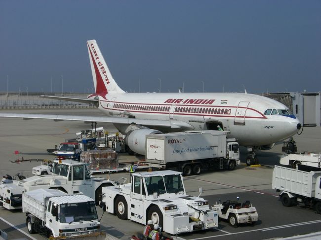 ＡＩ３１５　関西→香港(経由）→デリー<br />１３：００発予定が２０分遅れ。<br />旅の始まり＝<br />年に一回の１週間の長期（？）休暇の始まりです。<br />２０分くらい、気になりません♪<br />搭乗口に着いたら、<br />まだ飛行機は来てませんでした・・・。<br />すごい勢いで荷物が降ろされ、積まれ。<br />掃除スタッフが走って飛行機になだれ込み、退散し。<br />こんなにこの子（飛行機）を<br />休みなしで働かせて大丈夫なのか、<br />心配になりました・・・。<br /><br />搭乗が始まり、いざ飛行機に乗り込む直前、<br />最後の手荷物検査とボディーチェックです。<br />日本でボディーチェックを受けたのは初めて！