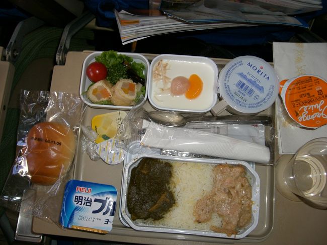 関西→香港の機内食<br />"Chicken?"<br />って、選択させてほし〜！！<br />緑色は厚揚げ入り？<br />チキンもまろやかで、<br />結構全部口に合うよ♪<br />お米も長米で、外国！って雰囲気出てきた〜<br />インド飯（？）出だし好調！
