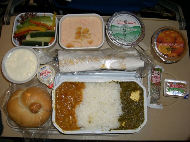 香港→デリーの機内食<br />"Vesitalian?"<br />ってまた選択肢なし？？<br />でも、<br />ちょっと辛めの黄色いカレーも<br />チーズ入りの緑のカレーも<br />おいしかった！