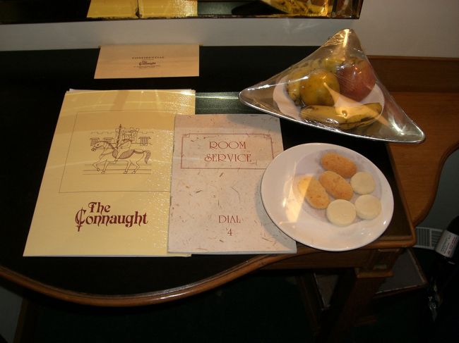 一泊目は"The Connaught"<br />ウェルカムフルーツとウェルカムクッキー！<br />でも、オレンジを押すと指が吸い込まれていく・・・<br />怖くて手をつけれません。<br />初日からお腹を壊してる場合じゃないし。<br />ちなみに着いて友達がシャワーを浴びてる時に<br />二回も停電してしまいました。<br />すぐに復旧したけどね。