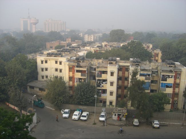 ２日目　２００６年１１月５日<br />ホテルのバルコニーから。<br />結構霞んでます。<br />朝だからかな？って思ってたけど、<br />この後、インドはずっと霞んでた。<br />霧？スモッグ？<br />ガイドさんが、<br />「デリーは首都だから緑が多い」って言ってたけど、<br />この公式は日本には当てはまらないと思う。<br />ホテルはコンノートプレイスの近くで、<br />隣にスタジアムがあるから、<br />ホテルの前の道をクリケットのスティックを持った<br />ジャージ姿の若い子達がいっぱい通りすぎました。<br />大きい試合でもあったのかな？