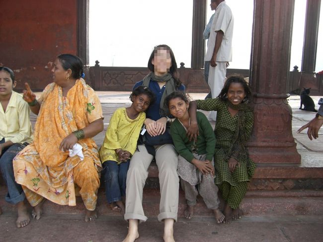 初めての現地の子供とのふれあいに<br />ちょっとドキドキ。<br />人懐っこくてかわいい♪<br />このあとボールペンを要求されたのは<br />言うまでもありませんが、<br />かわいい笑顔のお礼にはアメをプレゼントしました。