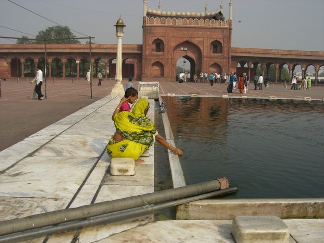 広場の真ん中にある、<br />お清め（？）のため池。<br />お母さんが子供の口に水を含ませていますが、<br />この水、深緑色・・・。