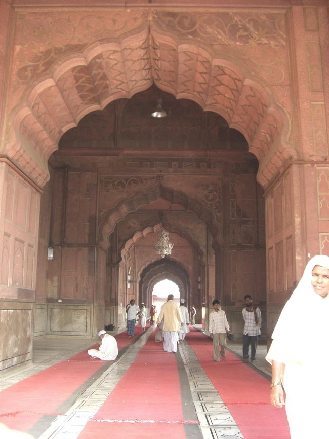 観光客も多いけど、<br />静かに祈りを捧げている人もいます。