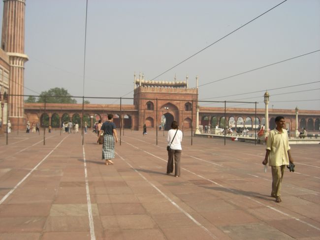 欧米人の短パンのお兄さんは<br />腰巻を巻かされていました。