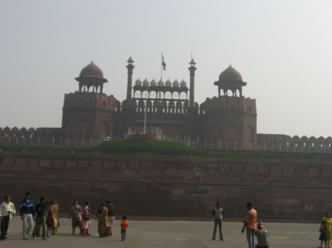 Ｌａｌ　Ｑｉｌａ　ラールキラー<br />とか<br />Ｒｅｄ　Ｆｏｒｔ　レッドフォート<br />とも言うらしい。<br />でかい。