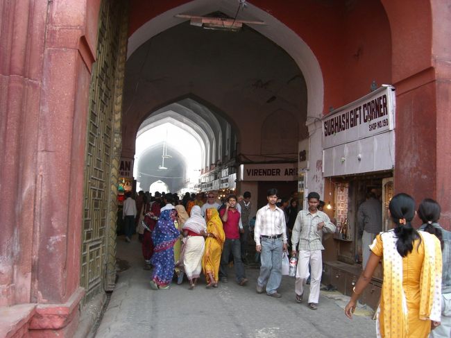 門を抜けると、アーケードの下に<br />お店が広がってます。<br />ほとんどが、置物などのみやげ物や。