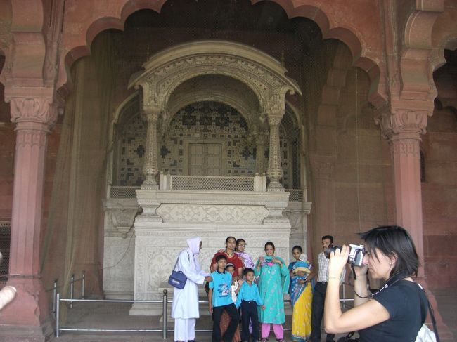 ディワーネアームの中の<br />シャージャハーンの玉座。<br />赤い建物に、白い大理石が映えてます。