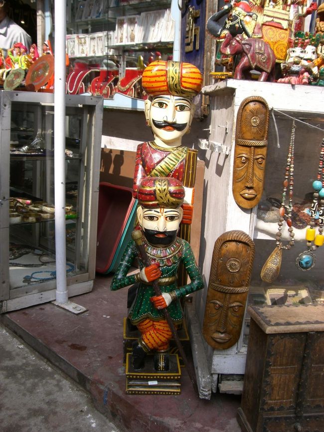 みやげ物屋の、かなり気になる置物。<br />を写真に撮ってる私の姿を<br />まわりの人が不思議そうに見てたよ！<br />と相方。<br /><br />だって、気になりません？<br />写真に撮らなかったら、<br />買い物に行って、買うか迷って、結局買わなくて、<br />後になって、後悔した。<br />みたいな気分になりそうな気がして。<br /><br />