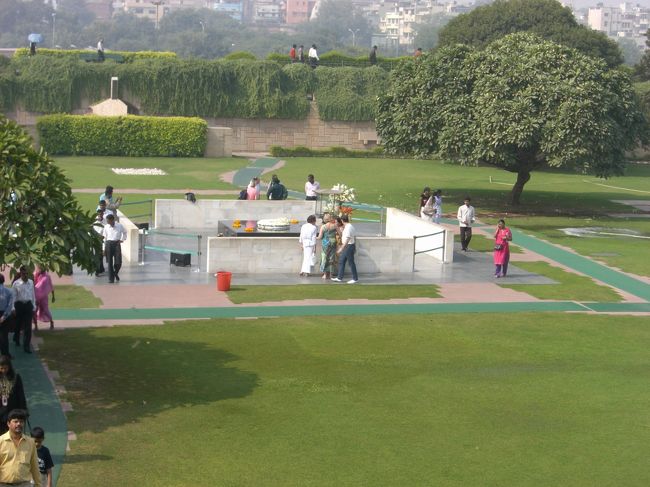 Ｒａｊ　Ｇｈａｔ　ラージガート<br />キレイに整備されていて、<br />すごく広い芝生の広場で、<br />昼寝したい〜って思いました。<br />　