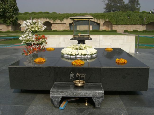 刻まれているのは、<br />ガンジーが最後に口にした言葉、<br />「神よ。」だそうです。<br />