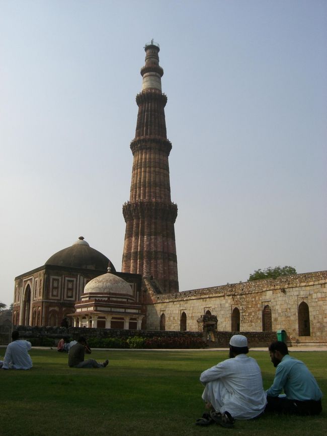 Ｑｕｔａｂ　Ｍｉｎａｒ　クトゥブミナール<br />昔は上まで昇れたけど、<br />事故があったからダメになったらしくて、残念。<br />かなり、高いです。