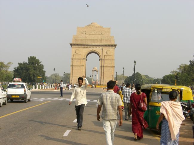 Ｉｎｄｉａ　Ｇａｔｅ　インド門<br />第一次世界大戦でのインド兵の慰霊碑で<br />１３，０００人の戦没者の名前が刻まれています。<br /><br />なんか、たたずまいが、フランスの凱旋門みたいに<br />感じました。<br /><br />ちなみにムンバイのインド門の英語表記は<br />Ｇａｔｅ　Ｏｆ　Ｉｎｄｉａ<br />ややこしい。