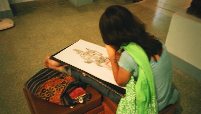 博物館の中には、<br />彫刻や、絵や、遺跡から発掘されたものや・・・<br />いろんなものがありました。<br />けど、<br />一番印象的だったのが、<br />美大生かと思われる人たちが、<br />彫刻のデッサンをしていたこと。<br />ハンパなく、上手い！<br />隠し撮りなので、ブレちゃったけど。