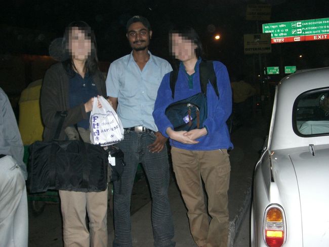 昨日の夜にデリーに着いてから、<br />今日一日の観光でお世話になったドライバーさんとも<br />お別れです。