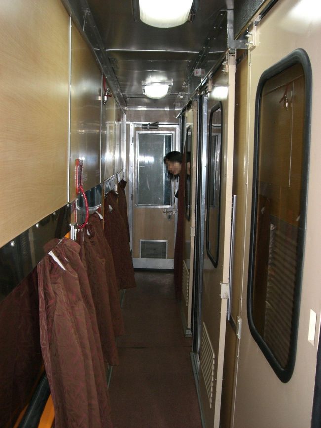 今回の旅でフンパツした、<br />１等寝台！！<br />生まれて初めての寝台列車です。<br />デリー始発だったので、誰もいない車内に<br />一番に乗り込んで写真とりました。<br />まず、２等寝台を通り抜けましたが、<br />２等はカーテンで仕切られていますが、<br />１等は各コンパートメントにドアがあり、<br />中から簡単なロックもできます！<br />この車両は半分が２等、半分が１等で<br />真ん中をドアで仕切られてました。