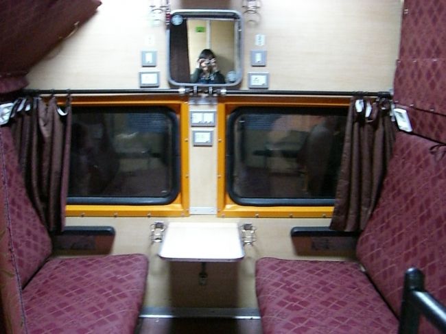 １等の４人コンパートメント。<br />２段ベッドの上の段がたたまれてます。