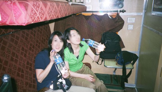 私達は２人コンパートメント。<br />初めてで、いろいろ心配していただけに<br />２人コンパートメントは<br />すごく安心で、快適に過ごせました！<br />とはいえ、<br />ガイドさんからの言葉もあり、<br />常に施錠だけは忘れないようにしました。<br />１人がトイレに行く時も、<br />必ずドアには鍵を掛けて、<br />帰ってきたらノックしてね！<br />っていう感じで。