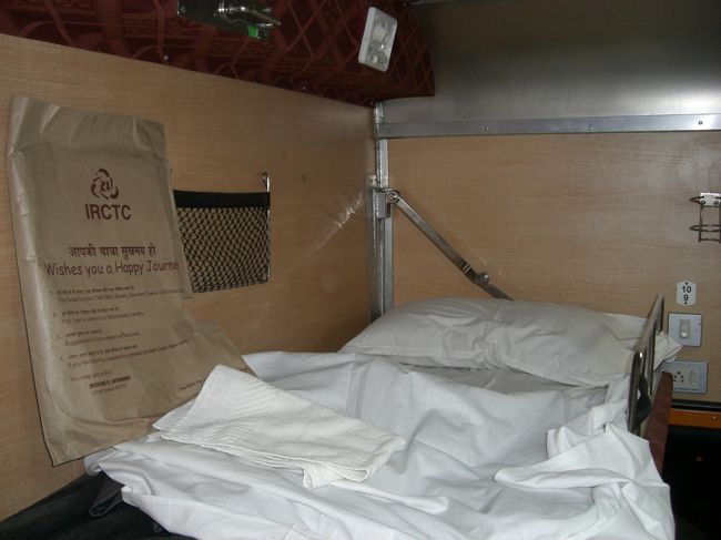 寝る時間には、毛布と枕、紙袋が配られました。<br />紙袋の中にはシーツ２枚と枕カバー、フェイスタオル<br />が入っています。