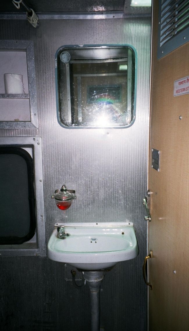 と<br />トイレにあった洗面。<br /><br />意外とキレイやん！！<br />って思って使ってたけど、<br />日本に帰ってきて、写真で見ると、<br />そうでもなかったのかも。