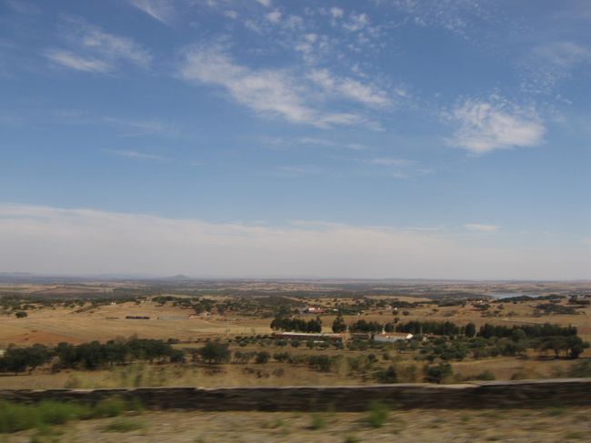 モンサラーシュ！<br />バスを乗り継いでやっとのことついたー<br />丘にある街。<br />丘の上から撮った風景