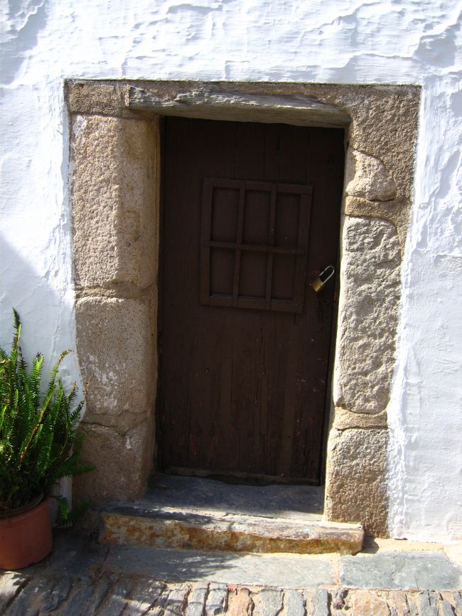 モンサラーシュ町並み（3）<br />かわいらしい扉