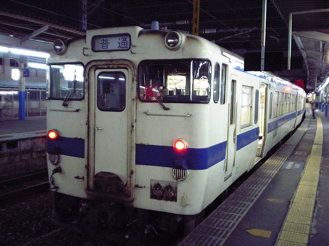 小倉駅から「日田彦山線」というローカル線に乗って日田へ向かう。<br />やってきた列車はキハ147系というディーゼルカーの2両編成。<br />キハ147とは聞き慣れない形式だが、後で調べたらキハ47のエンジンを換装したものらしい。<br />外観や客室はキハ47と変わりない。<br />キハ47はここに来る途中、山陰に寄り道して何度か乗ったが、リニューアル改造されているものが多かった。<br />しかし、小倉から乗った車両は国鉄型全開!だった。<br />くすんだ内装にステンレス剥き出しのトイレなど、子供の頃に乗った列車そのままだった。<br />変わったのは冷房が付いたのと、最低限のワンマン化改造がされていることくらいか。<br />それにしても、ドアの半自動化改造くらいはしてほしかった。<br />意外と気付かないが、北九州は日本海側なので、冬は結構寒い。<br />その上、山間部を走るので、かなり寒い思いをした。<br />日田から久留米まで乗った比較的新しい車両にも、半自動機能は付いていなかったようだ。