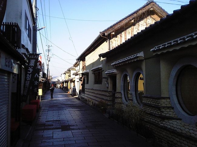 メインストリートである南北にに走る道「みゆき通り」も良いが、東西の狭い道も面白い。<br /><br />写真は廣瀬資料館付近。