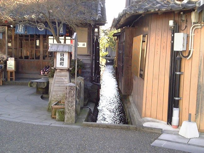 街中では水路をよく見かける。<br />水路のある風景は好きだ。