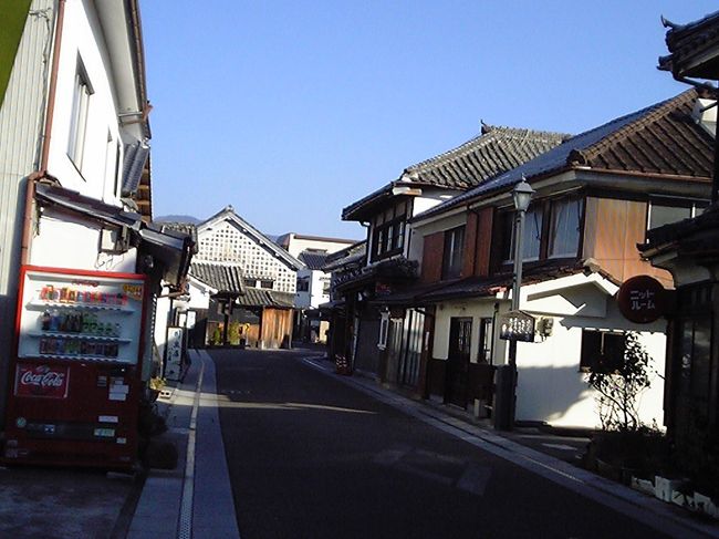 「みゆき通り」南端あたり。<br />ここから北方面が観光のメイン。<br />全国どこでも、街並み保存地区の建物は、観光客向けの資料館や土産屋、食事処などが多い。<br />確かに日田でもそういう建物が多いが、普通の商店として現役で頑張っている所も多かった。<br />今でも生きている保存地区だと思う。