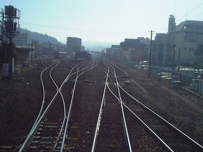 日田駅を出発。<br />久大本線の看板列車「ゆふいんの森」が大分方面に向かって出て行った。<br />しばらくは盆地ののどかな風景の中を走る。