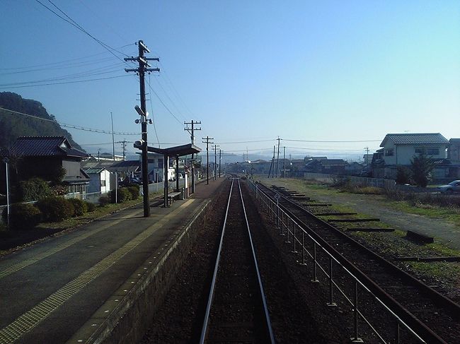 光岡駅。<br />これで「てるおか」と読む。<br />九州の地名は漢字の読み方が変わっているものが多い。<br /><br />九州らしい雄大な風景。