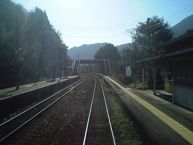 光岡駅を過ぎると、次第に山中に分け入る。<br />川に沿って走る線路は、山の斜面にへばり付き、右に左にカーブしながら走る。<br />「ゆふいんの森」の展望車から眺めてみたい景色だ。<br /><br />夜明駅は往路で乗って来た日田彦山線との分岐駅。<br />山間の小駅といった雰囲気。