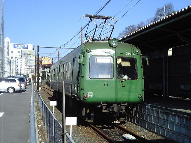 上熊本駅でJRを降りると、駅前右側に路面電車の停留所、左側に熊本電鉄の駅がある。<br />駅と言っても、駅舎のような設備は無いに等しく、券売機も改札口も無い。<br />運賃システムは路面電車と同じで、乗車時に車内で整理券を取り、降車時に運転席後方の運賃箱に現金を投入する。<br /><br />上熊本線の車両は元東急のもの。<br />1両で運転されているため、北熊本側は先頭車化改造された味気ない顔付きだが、上熊本側は原型を留めている。<br />最近、東急時代の塗装に塗り直したらしい。