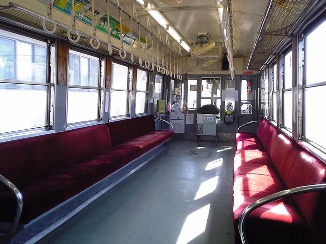 上熊本線車両の車内。<br />東急時代は知らないのだが、非常にレトロな感じだった。<br />もっとも、実用的には何の問題も無い。<br /><br />上熊本線は全線単線で交換設備も無いので、1両の電車が延々ピストン運転する。