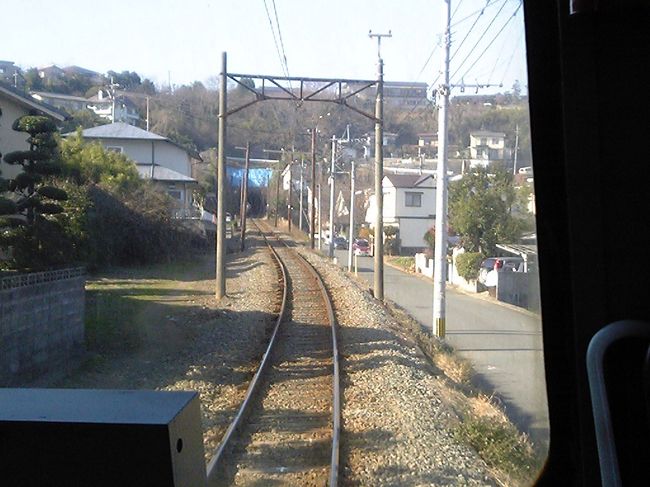 以下、車窓は後方展望。<br /><br />上熊本線は市街地を縫うように走る路線かと思っていたが、実際は郊外の住宅地のようなエリアを走っていた。<br />熊本の中心部からそれほど離れていない場所だが、途中トンネルがあったりして、都市鉄道と言うよりは郊外鉄道の雰囲気。