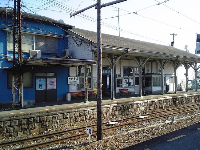 北熊本駅で本線に乗換。<br />ここにはちゃんと駅舎があり、駅員もいるようだ。<br />乗換の際は、乗車駅で取った整理券を持ったまま乗換先の電車に乗車する。<br />北熊本駅で下車する場合は改札口で清算するのだと思う。<br /><br />熊本電鉄は、本線・支線とも日中30分毎の綺麗なパターンダイヤ。<br />本線は北熊本駅で上下電車が行き違いをする。<br />その時間に上熊本線の電車が北熊本駅に到着・出発するので、本線〜支線間の乗継は非常にスムース。