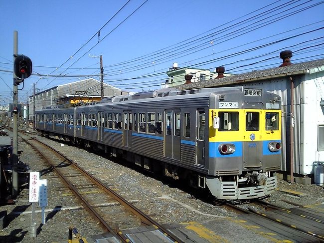 上熊本線の電車が北熊本駅に到着すると、すぐに本線の上り電車がやってきた。<br />電車は最近まで都営地下鉄三田線で使われていた車両。<br />まだそれほど古くない車両だが、三田線が東急目黒線に乗り入れるために自動運転化された際、改造よりは新車導入の方が安上がりだったのか、全車引退した。<br />引退した車両は、熊本以外にも秩父鉄道やジャカルタで活躍しているようだ。<br />この車両は三田線時代に何度も乗ったことがある。<br />路面区間を走るためか、窓まわりが警戒色に塗られているが、それ以外は三田線時代と変わらぬ外観。