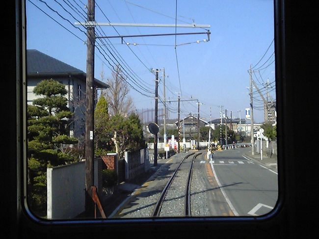 黒髪町駅を過ぎると、間もなく路面区間に入る。<br />自転車のようなスピードでゆっくりと走る。<br />路面区間はほんのわずかで、あっという間に通過した。